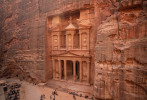 Mengagumi Keajaiban Arsitektur di Petra, Yordania
